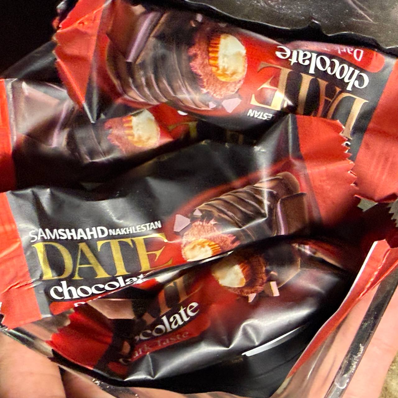 خرما با روکش شکلات و مغز بادام